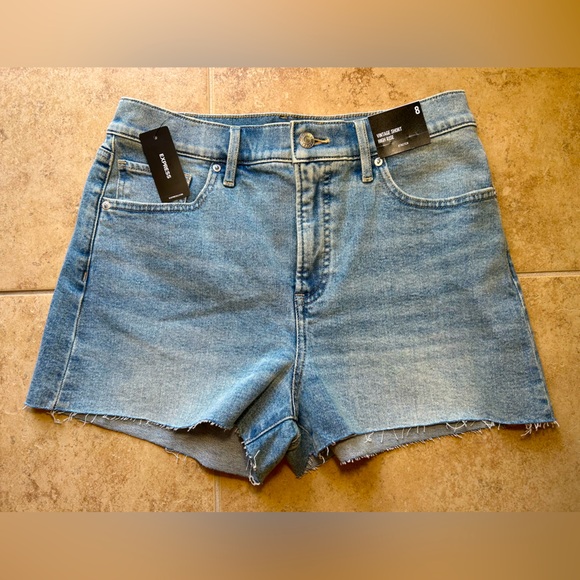 Express Pants - NWT🌷EXPRESS High-Waisted Light Wash Raw Hem 2.5” Inseam Vintage Jean Shorts